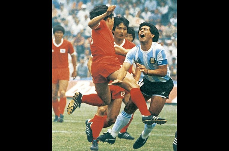 1986年6月2日、メキシコW杯アルゼンチン対韓国。マラドーナに厳しくチャージを仕掛けるホ・ジョンム ／ photograph by Getty Images