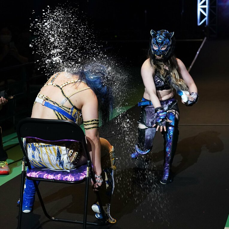 「しょっぱいんだよ！」顔面に塩を全力投球…やりたい放題の“闇堕ち”スターライト・キッドが、渡辺桃を悪の軍団に引きずり込む？(8)