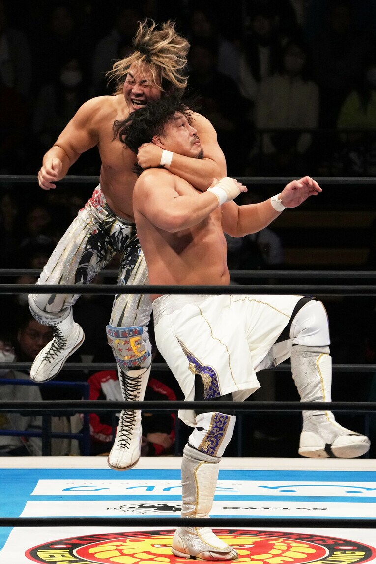 スイングブレードで後藤洋央紀を攻める棚橋弘至　©Masashi Hara