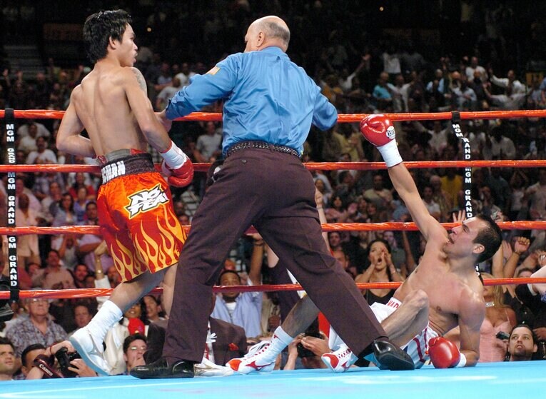 パッキャオは初回に3度のダウンを奪ったが、採点上のミスもあって1-1のドローに終わった