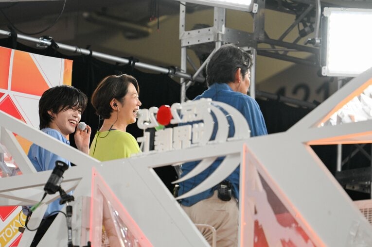 レジェンドMCと並び、笑顔のK。大会最終日の翌日、朝から生放送の収録を終えると、世界陸上のフーディーを着てそのまま韓国へ旅立った（写真はまだまだ続きます）　©︎Nanae Suzuki