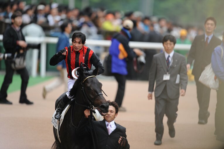 2010年日本ダービー、エイシンフラッシュ（内田博幸騎手）　©︎Keiji Ishikawa