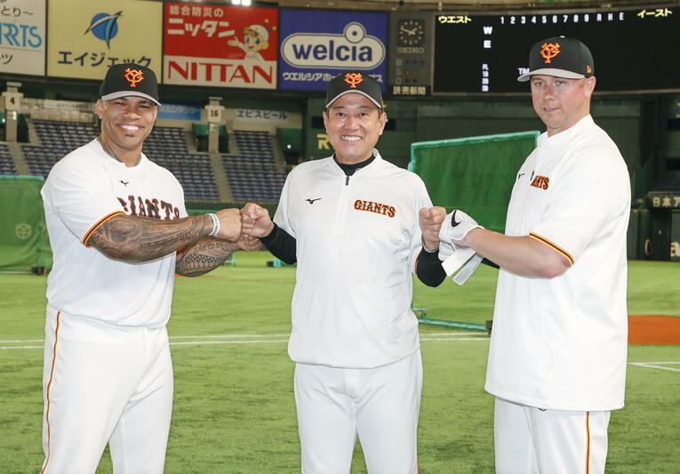 巨人・原監督（中央）とグータッチする新外国人選手のエリック・テームズ外野手（左）、ジャスティン・スモーク内野手　(C)KYODO