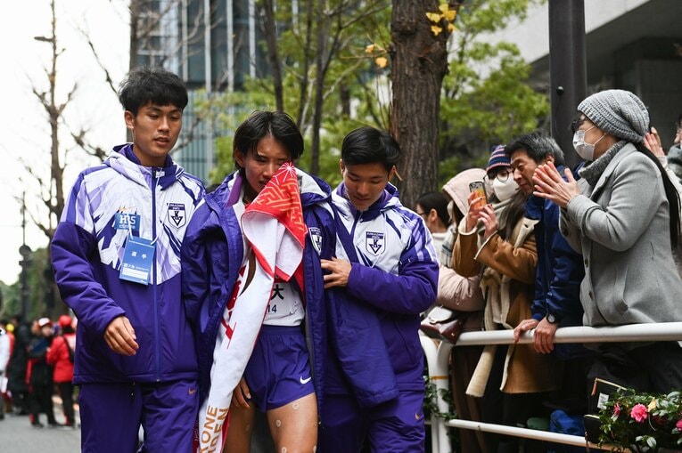 2位に終わった駒大のアンカー庭瀬俊輝（3年）は涙を見せた【2枚目／全2枚】　©Nanae Suzuki