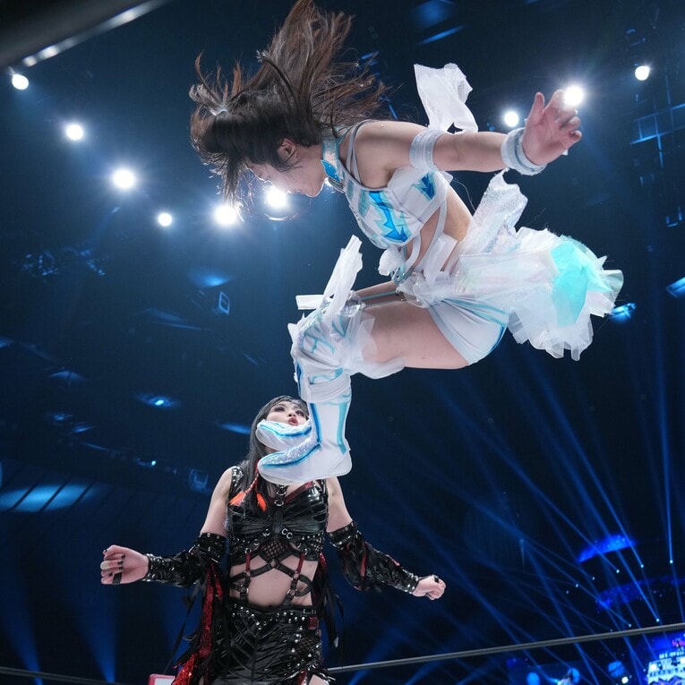 コーナーからミサイルキックを繰り出す玖麗さやか　©Essei Hara