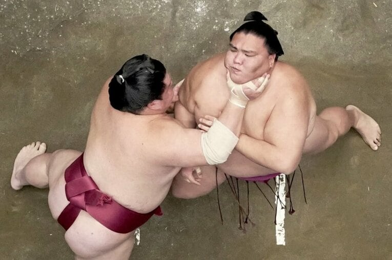 大相撲初場所8日目、関脇御嶽海（右）は大栄翔の強烈なのど輪をこらえて押し返し、3年半ぶりのストレート給金を決めた ／ photograph by KYODO