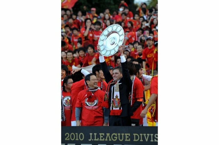 J2降格、監督交代・スタイル変更が報われた11年ぶりの戴冠… 《ルヴァン優勝後》こそ問われる名古屋とフィッカデンティ監督の真価(23)