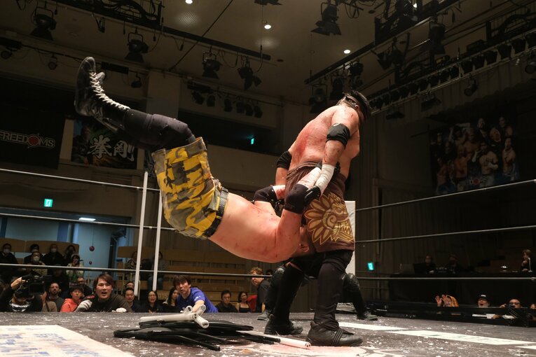 蛍光灯で殴り合い、大流血して…メキシコ人デスマッチファイター「もっと日本にいたい」ビオレント・ジャックの切実な思い「外国人がって…でも、ここがオレの家」(19)