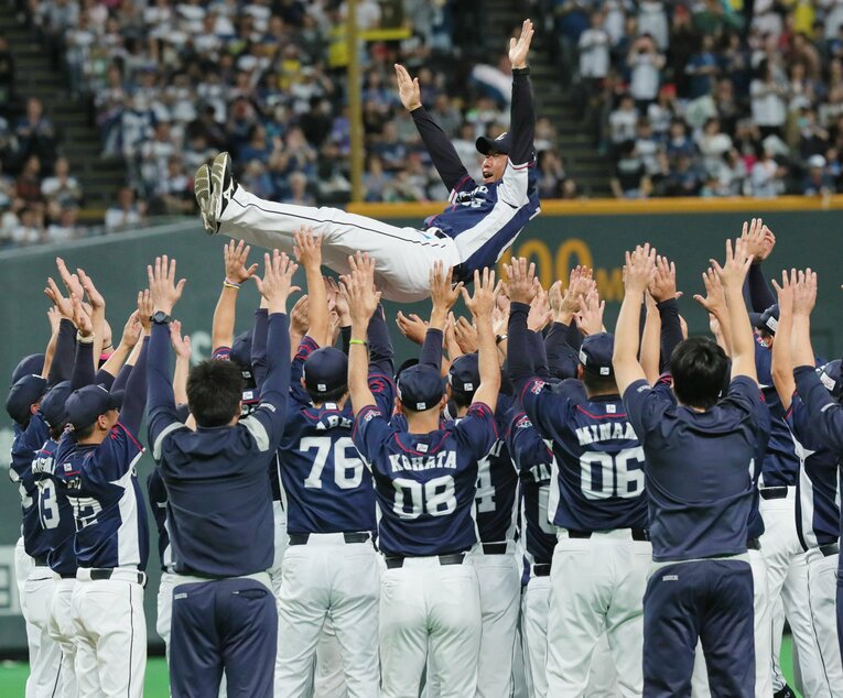 2018年リーグ優勝を果たし、胴上げされる辻前監督 ©JIJI PRESS