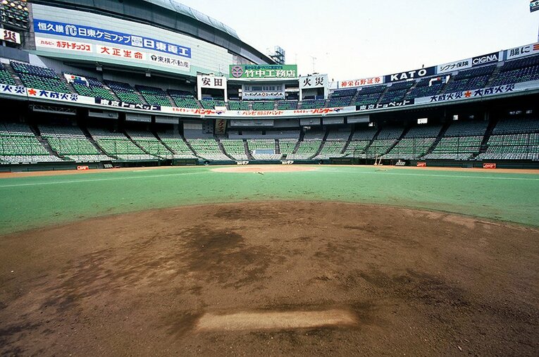マウンド視点で見た後楽園球場。後方の東京ドームを含めて、ライブ会場としても存在感を放った ／ photograph by BUNGEISHUNJU