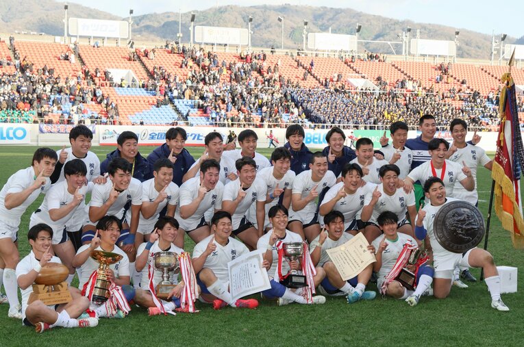 1月の全国高校大会で連覇を果たした桐蔭学園の選手たち。現役はもちろん、OBたちも破格の活躍を見せる同校の強さの秘密とは？ ／ photograph by JIJI PRESS