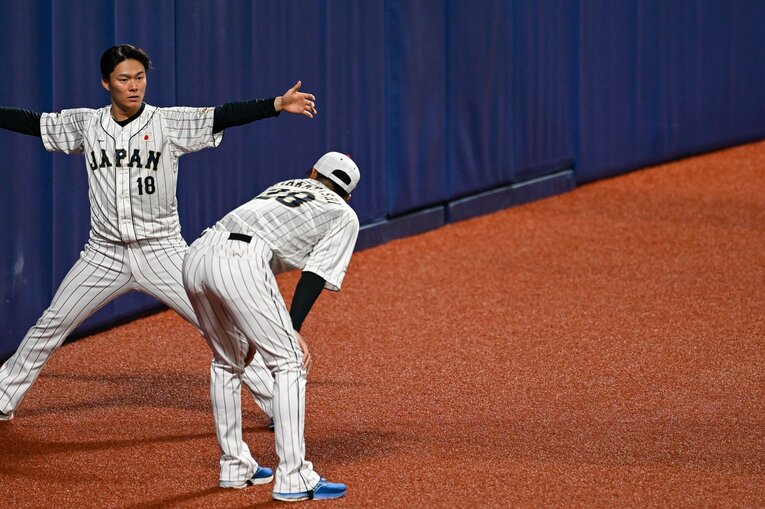 最年少・髙橋宏斗とストレッチする山本由伸　©︎Nanae Suzuki