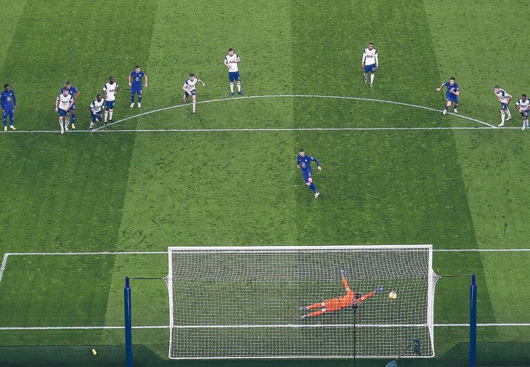 キック直前にジャンプする独特のPKで知られるジョルジーニョ。香川真司も参考にしているという