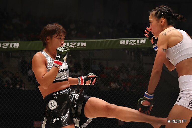 RENAvsシン・ユリ　©RIZIN FF