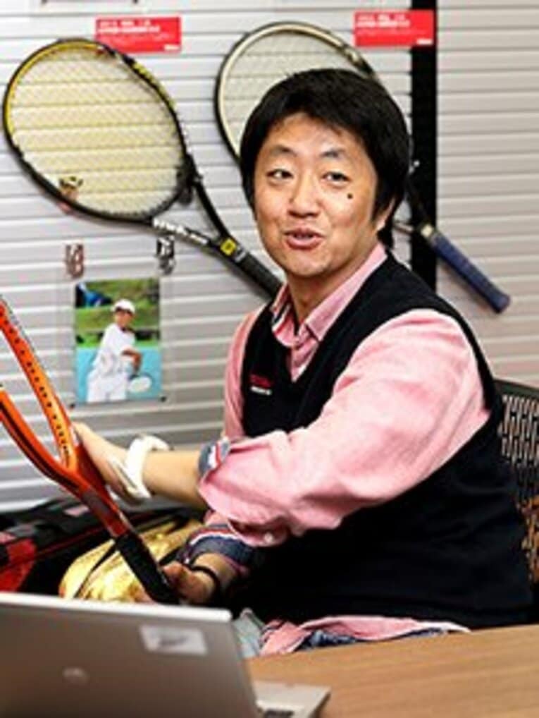 ウイルソン日本支社　ラケットスポーツ・プロダクトマーケティングチームの道場滋氏。少年時代から現在に至るまでの錦織の担当者として、用具サポートを続けてきた。