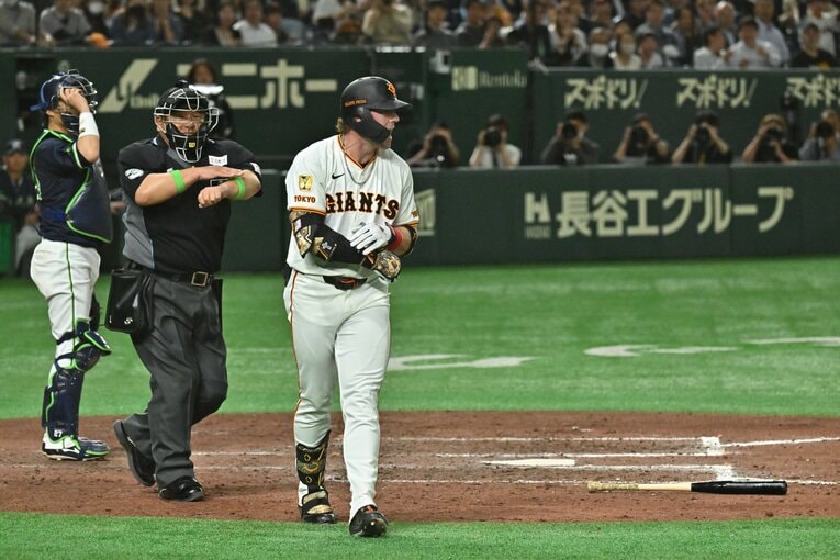 【連続写真1/3】死球に激怒と思いきや…出塁でガッツポーズ！　©Hideki Sugiyama