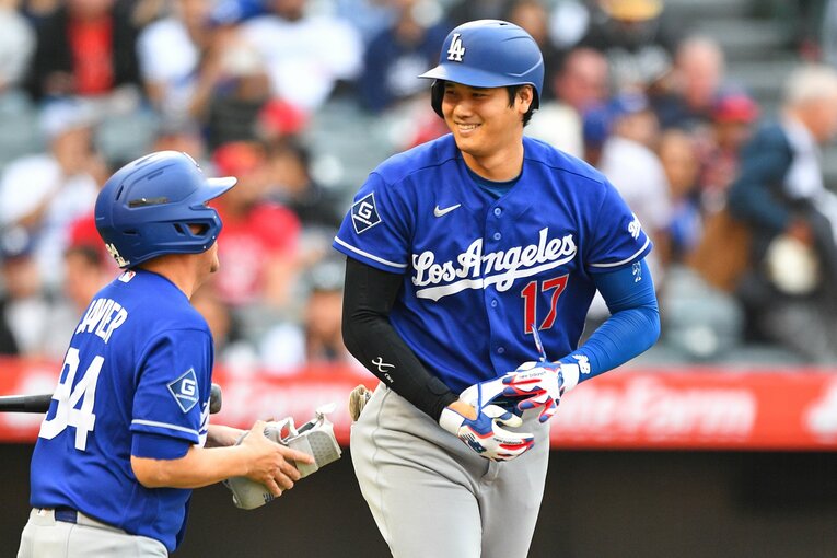 （最新写真）バットボーイにニッコリ　©Getty Images