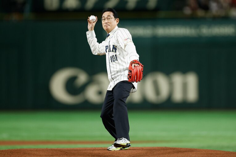 岸田総理“疑惑の投球フォーム”（3枚目／全4枚）©Getty Images