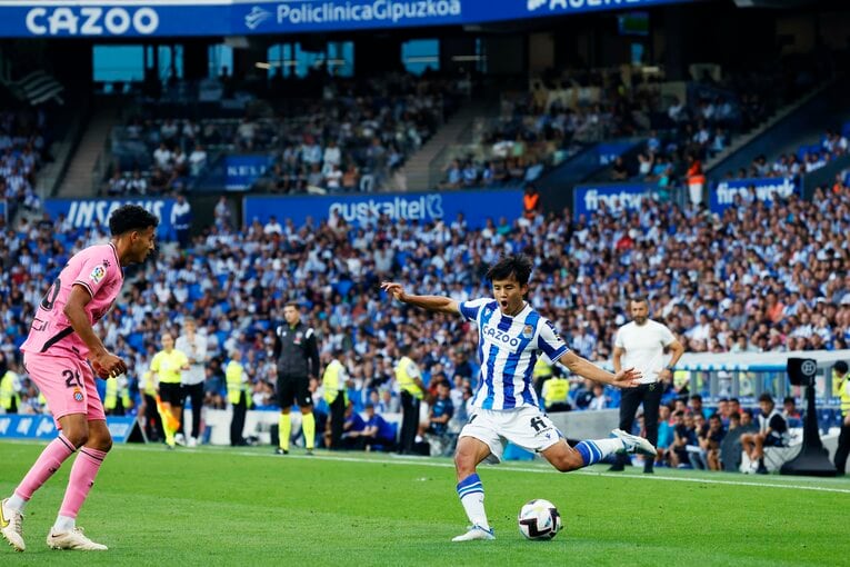 「KUBOコール」や「武房、シャツくれませんか」日本語メッセージの少年、猛プレスに感謝のハグ…“久保建英リーガ100戦目の進化”を撮った(27)