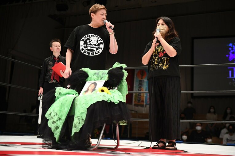 OZマットでは毎年夏の大会でプラムさんを追悼。21年8月18日の後楽園大会では、同期のダイナマイト関西とリング上へ　©OZアカデミー