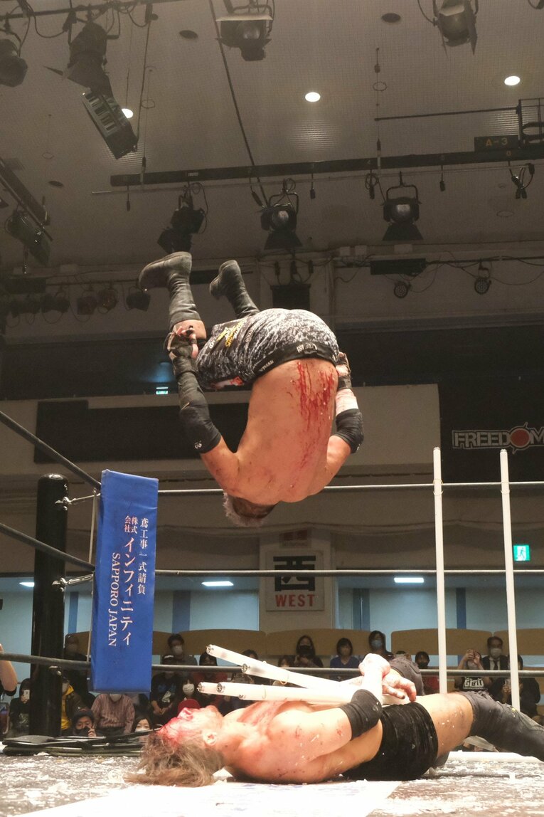 「デスマッチ・イズ・マイライフ」妻の急死を乗り越えた“クレイジー・キッド”竹田誠志の決意「蛍光灯やカミソリで傷つけ…でもそれが生きがい」(55)