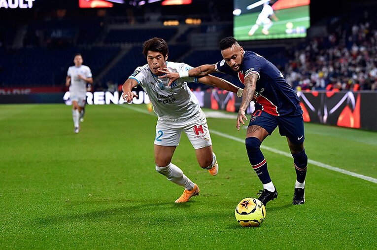 PSGのネイマールvsマルセイユの酒井宏樹(c)Getty Images