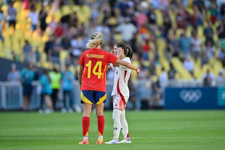 長谷川唯とスペイン選手の“親愛ハグ”（全4枚中の1枚目） ©Takuya Nakachi/JMPA
