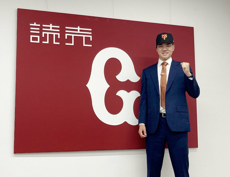 記者会見で新天地での抱負を述べた巨人・小沼健太　©︎JIJI PRESS