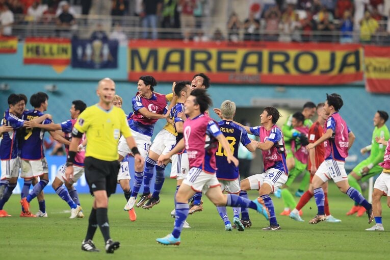 スペイン戦後、フィールドプレーヤーの歓喜の輪ともう1つ、GK3人だけの歓喜の輪もできあがっていた　©Kazuo Fukuchi／JMPA