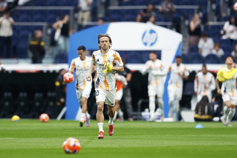 久保建英23歳vsモドリッチ39歳「吹っ飛ばし、抜き去った」後の敬意…“マドリー栄光の10番”涙と笑顔の別れ「好きになった言葉を」(3)