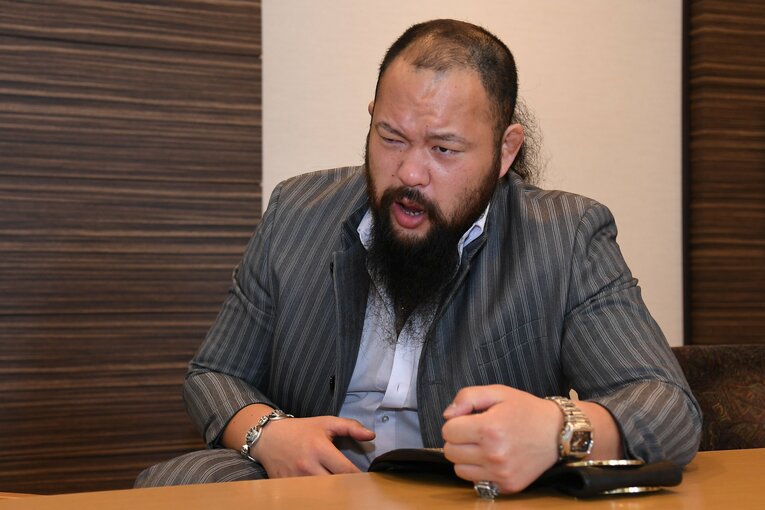 インタビュー中に「無礼者！」と怒るオーカーン