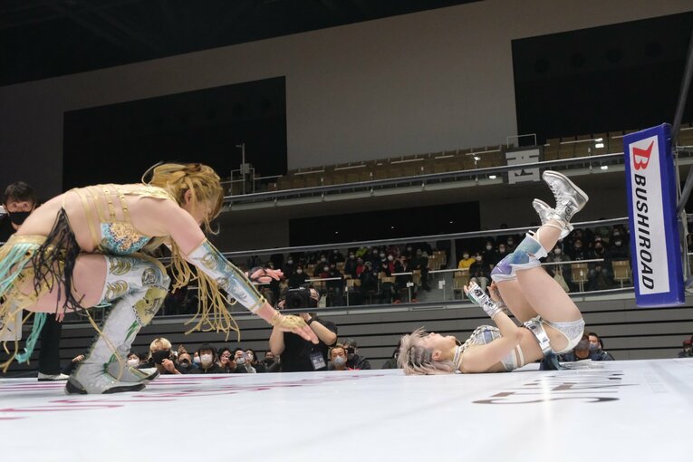 上谷はバク宙して着地してみせた