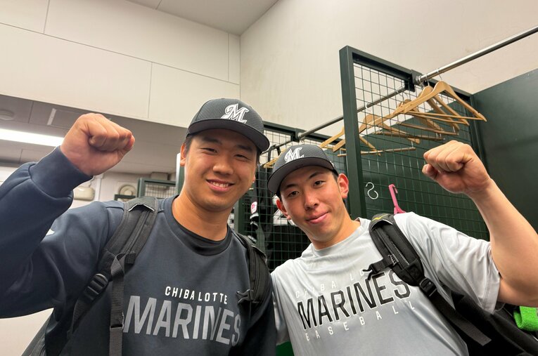 ロッテの希望の光。寺地と山本のロッカールームでの一枚　©︎Chiba Lotte Marines