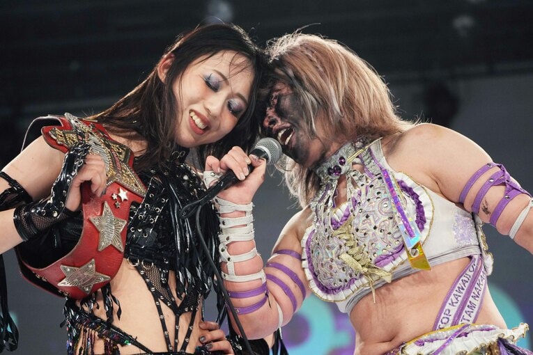 「真っ黒だよ。あんたの腹の中みたいだ。なんでもやってくればいいよ」と上谷沙弥に向かって絶叫する中野たむ。4月12日、名古屋・中日ホール　©Essei Hara