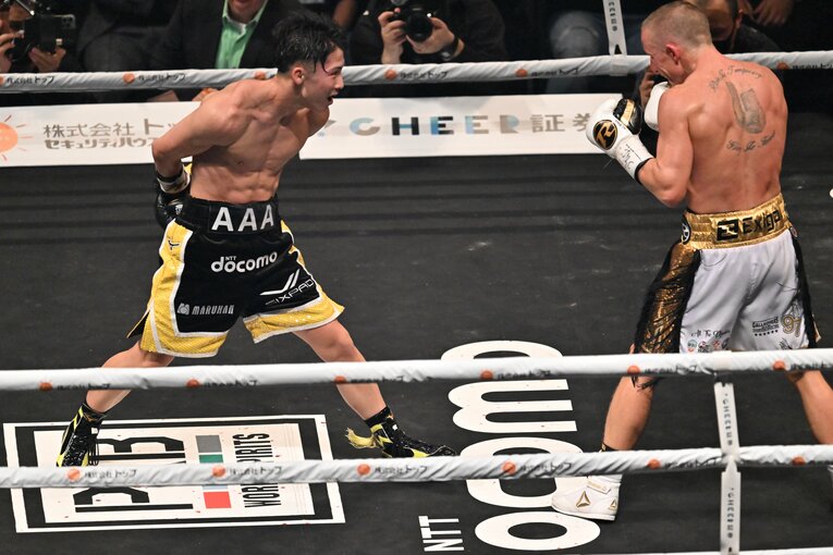 まさか…“後ろ手組み”でバトラーのパンチを待つ井上。そこから一転攻勢を仕掛ける（2／4）　©Naoya Sanuki