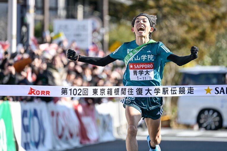 往路優勝のゴールテープを切る黒田朝日　©Nanae Suzuki