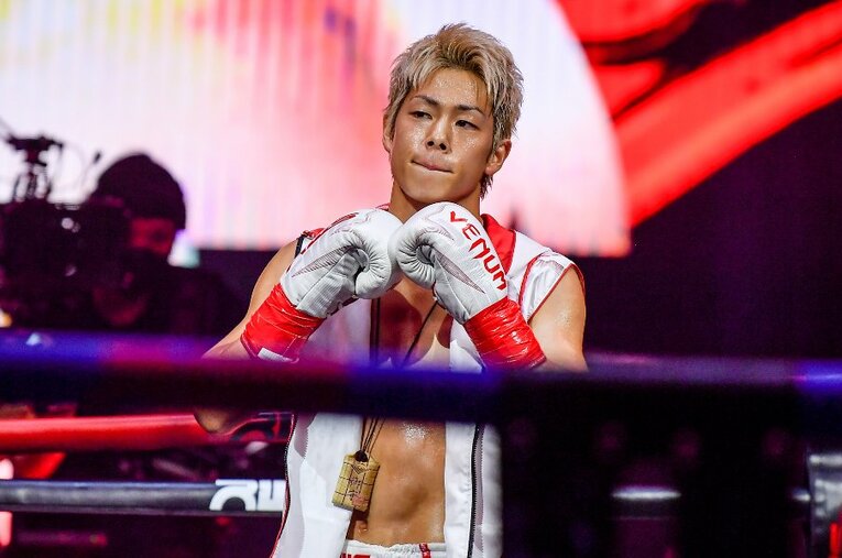 三浦孝太は“ムエタイの聖地”ラジャダムナンで、元K-1 WORLD MAX王者のブアカーオとエキシビションで対戦。現地の女性ファンから大歓声を浴びた ／ photograph by Getty Images