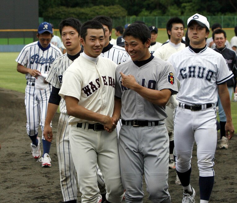 2010年、世界大学野球の日本代表選考合宿にて握手を交わす早大の斎藤佑樹と慶大の伊藤隼太【スワイプするとそのほかの写真もご覧になれます】　©Sankei Shimbun