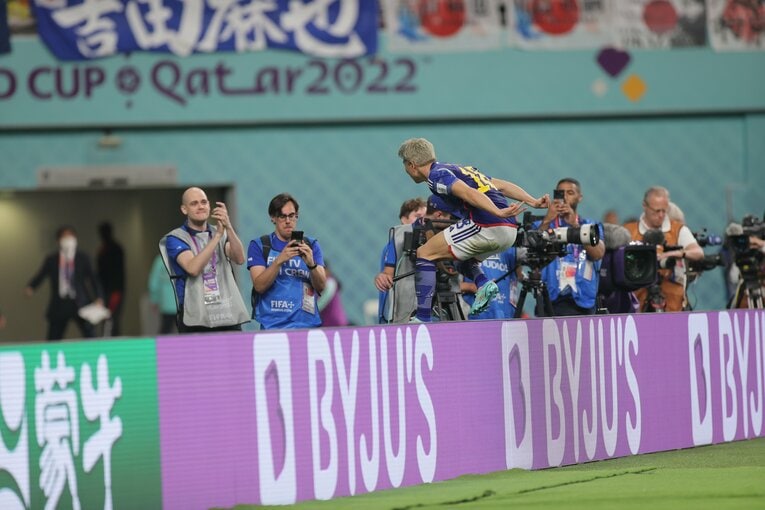 浅野の衝撃的逆転ゴール～カメラマン席飛び込みまで（19枚目/20枚）　©Kaoru Watanabe/JMPA