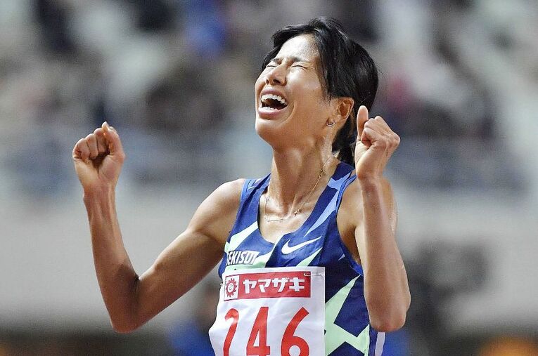 女子10000m、日本新記録をマークして優勝し、感極まった表情の新谷仁美。東京五輪代表に内定 ／ photograph by KYODO