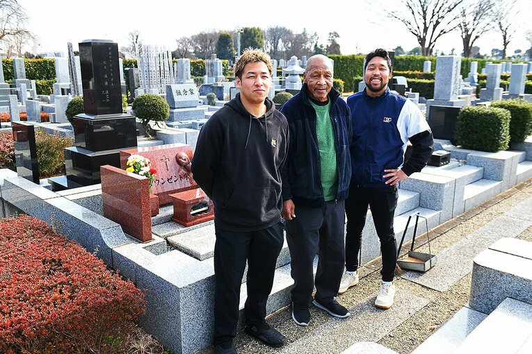 一時帰国した際に訪ねたエディ・タウンゼントさんの墓参り。右から内藤律樹、カシアス内藤会長、プロボクサーの実弟・内藤未来（2025年2月） ©Kokou Sekine