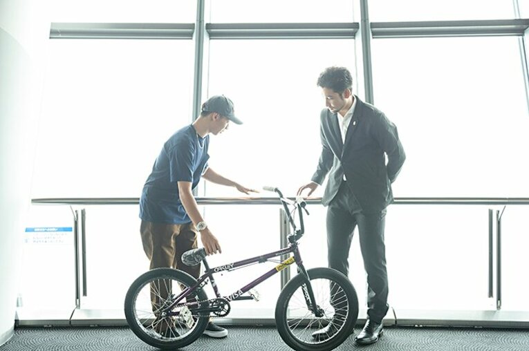 中村の自転車を見て興味津々の三宅