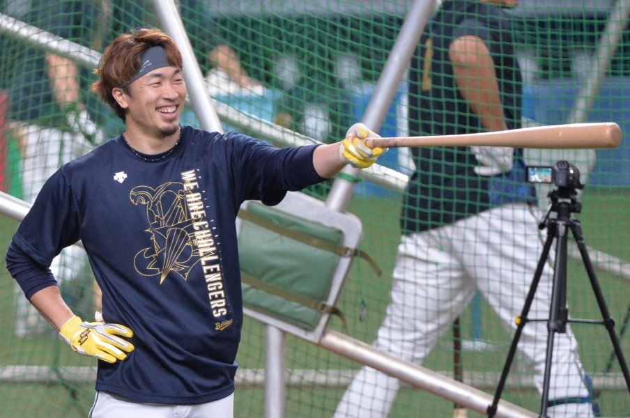 難病と闘いながら守ってきたショートからセカンド転向…オリックス優勝の“陰の立役者”安達了一(33)が明かした本音とは?<Number Web> photograph by Sankei Shimbun