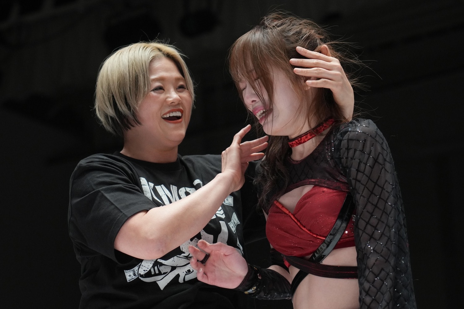 泣き顔の鹿島沙希に笑顔を見せる高橋奈七永。4月8日、後楽園ホール　©Essei Hara