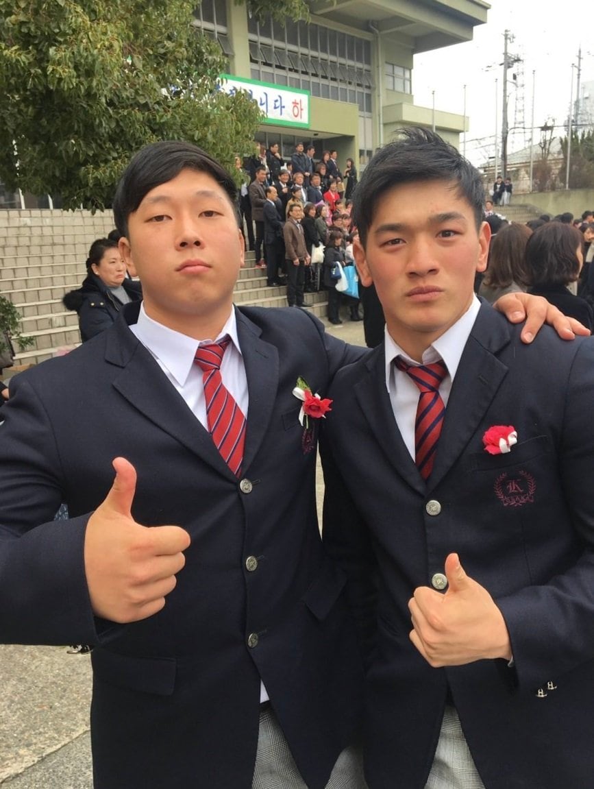 大阪朝鮮高時代の徐和真さん（左）と李承信