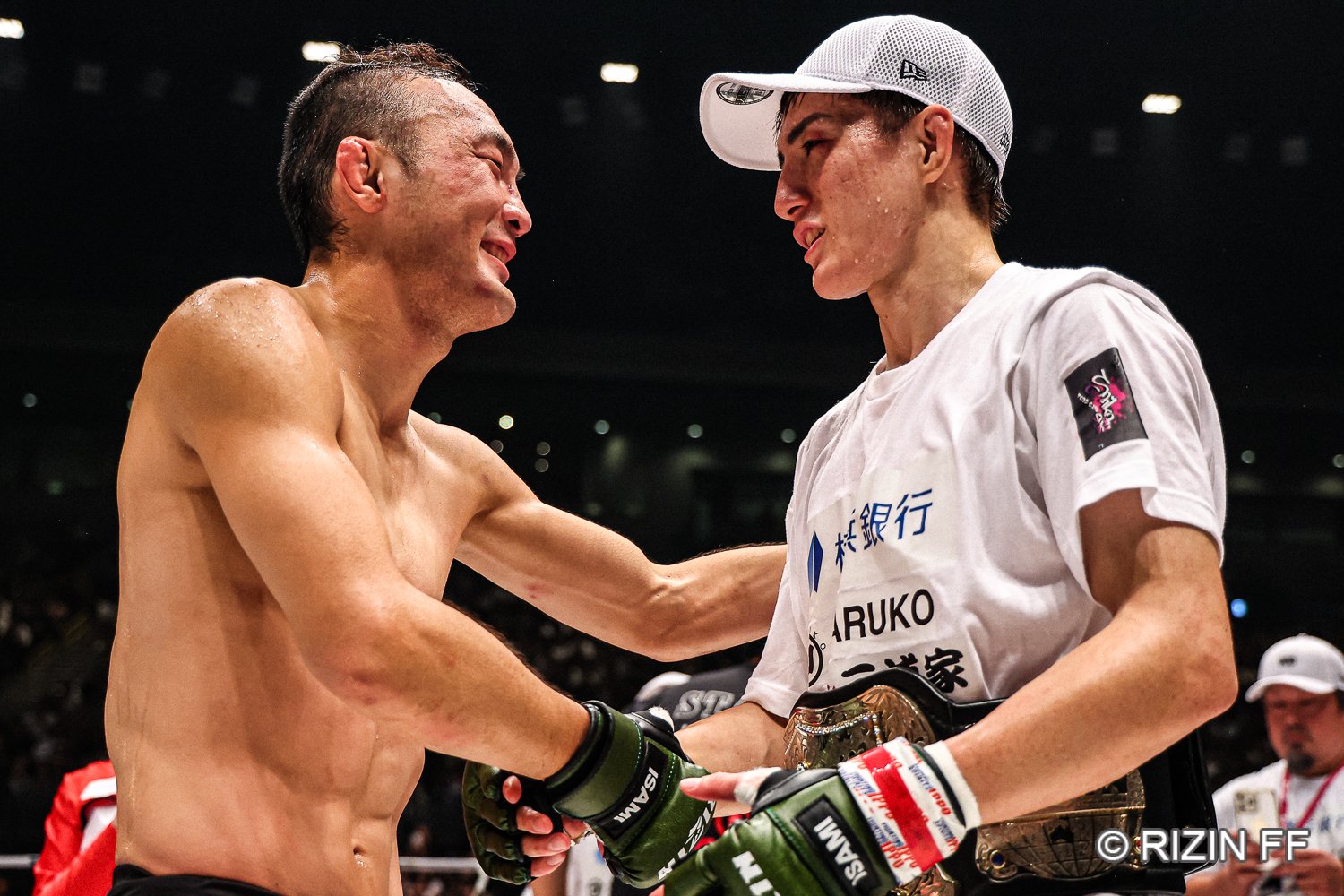 試合後、キム・スーチョルと井上直樹は笑顔で言葉をかわした　©RIZIN FF