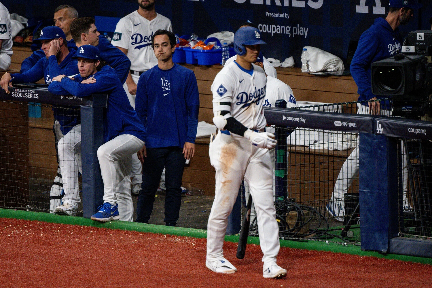 打席に向かう大谷、その姿を見つめる代理通訳・ウィル・アイアトン氏 ©Nanae Suzuki