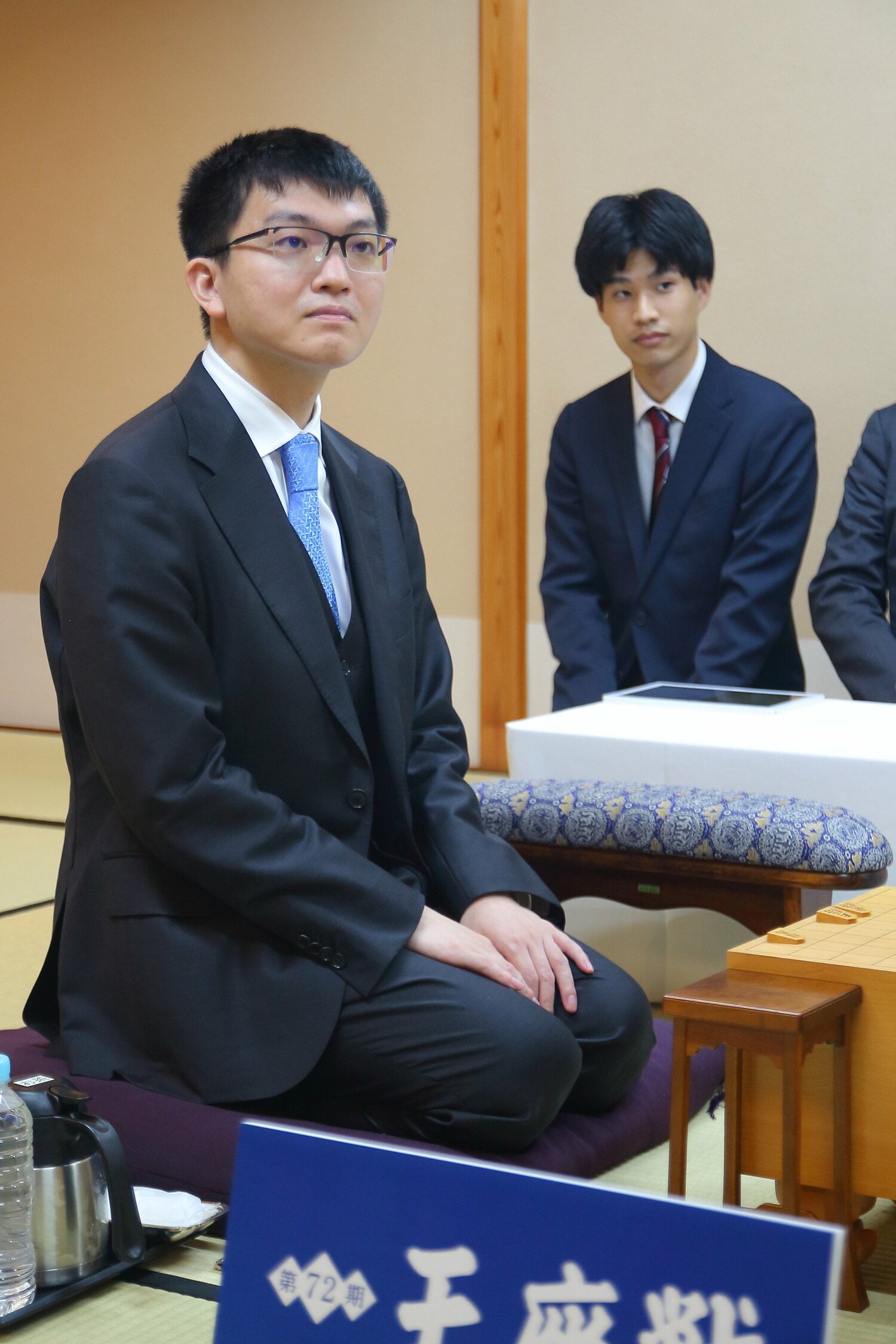 王座戦第2局の前日検分。永瀬と言えばタイトル戦で当日もスーツ、というのが“定跡”だった　©日本将棋連盟