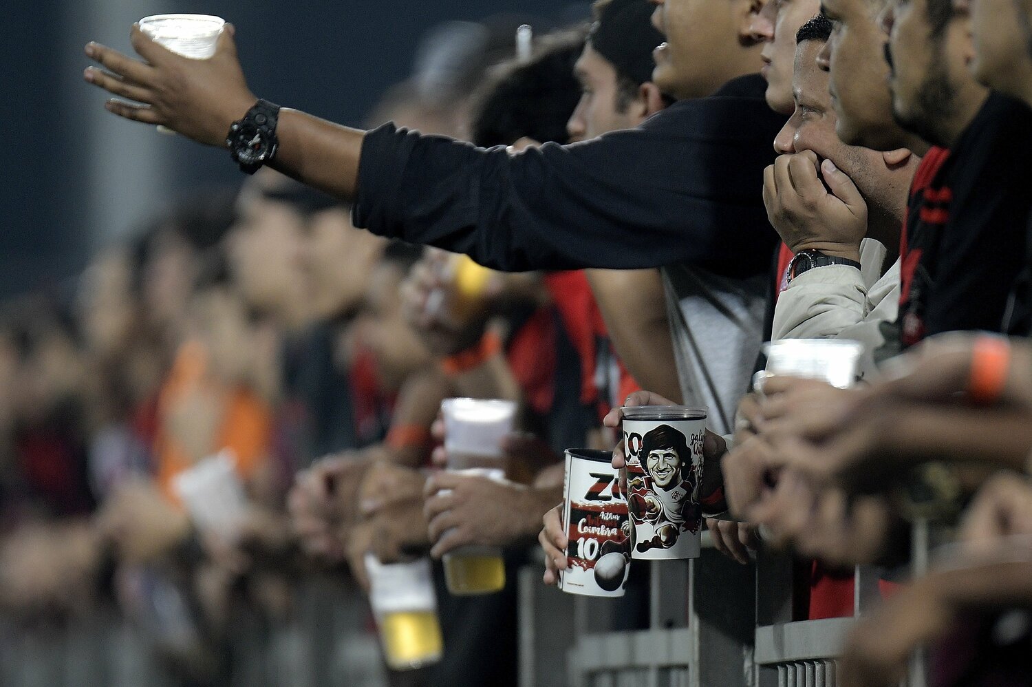 応援するファンの持つカップを見ると……　©Getty Images