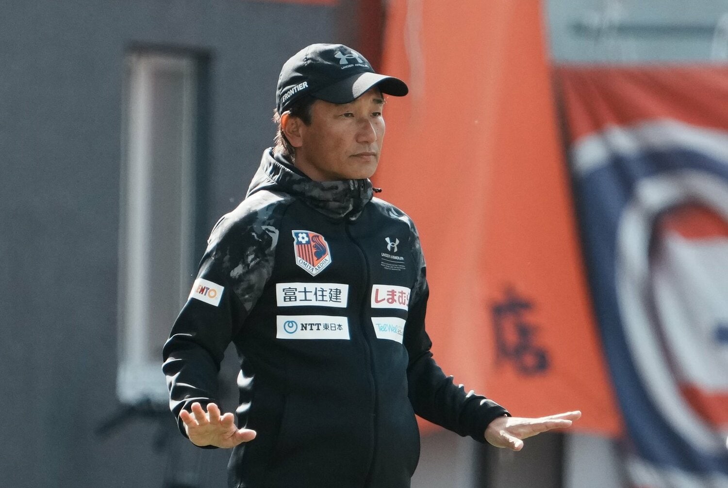 昨季、絶不調にあえいでいたチームをJ2残留に導いた霜田正浩監督 ©Getty Images